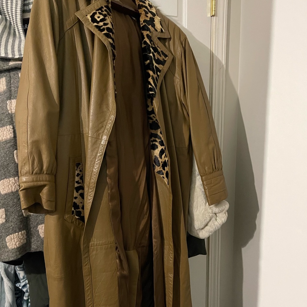 Vintage Lillie Rubin leather coat with real jaguar trim on the collar, cuffs - Picture 3 of 10